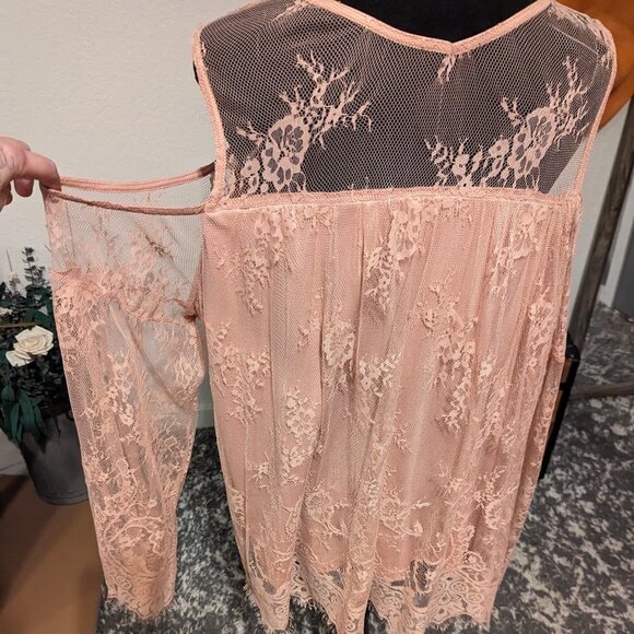 RAIN Rose Pink Lace Top w/ Peekaboo Sleeves | Size XL - Picture 5 of 5